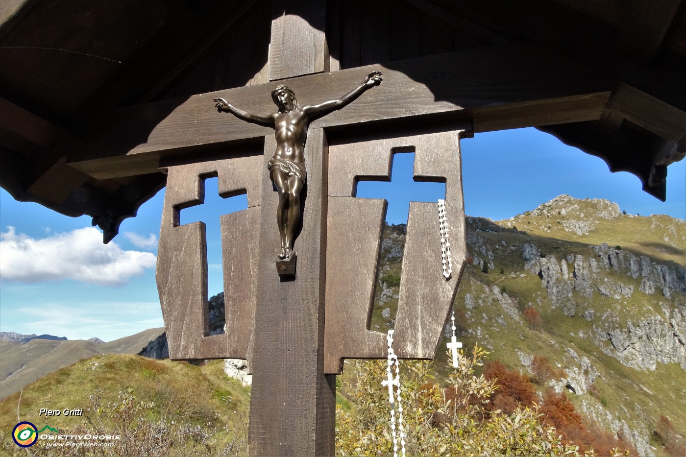 28 Al Passo di Grialeggio (1690 m), Croce con vista in Venturosa.JPG
